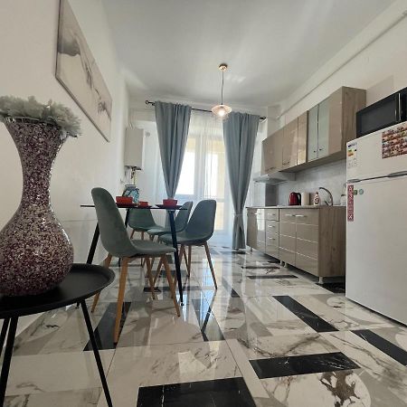 Family Apartment Near Palas Mall ヤシ エクステリア 写真